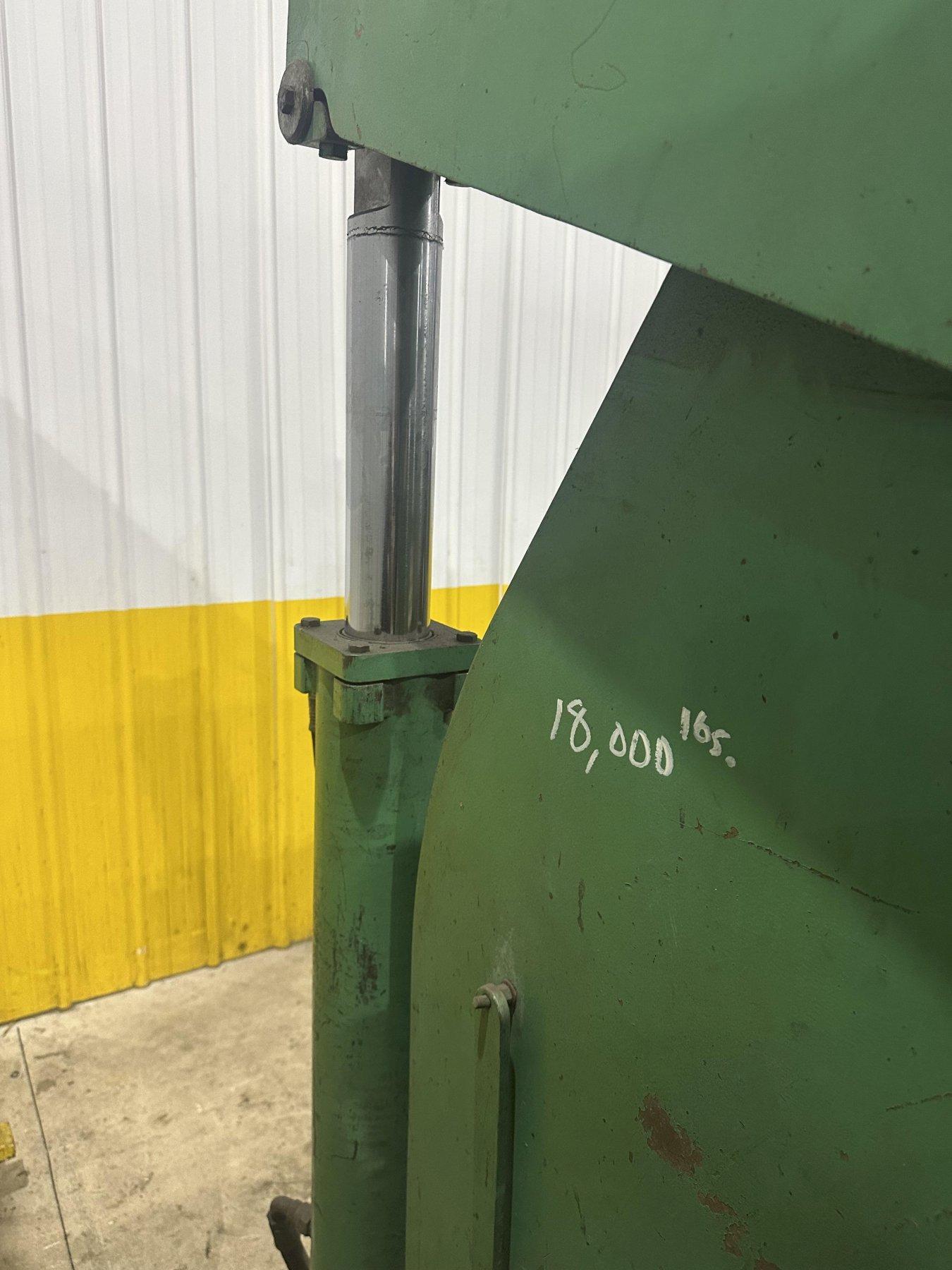 130 Ton, Accurpress #713012, Hydraulic Press Brake, 12' L x 8" width Bed, 124" Between Housings, 8" Stroke - Image 5