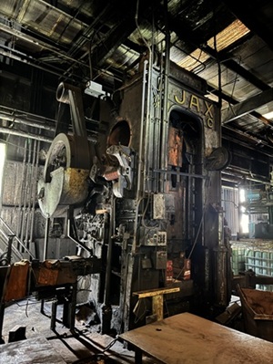2000 Ton, Ajax, forging press, 12" -14"stroke, 50" btwn columns, 150 HP, 60 SPM - Image 2