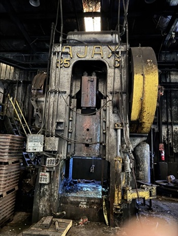 2500 Ton, Ajax, forging press, 14" -15"stroke, 48" btwn columns, 150 HP, 50 SPM - Image 1