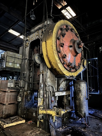 2500 Ton, Ajax, forging press, 14" -15"stroke, 48" btwn columns, 150 HP, 50 SPM - Image 2