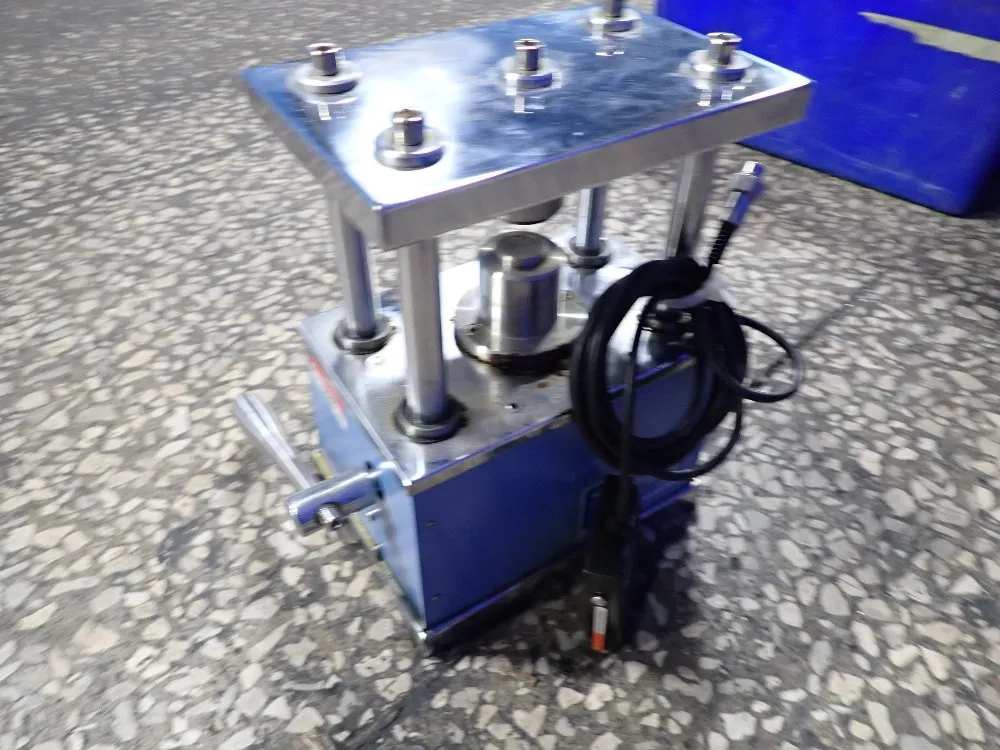 MTI Corp. #MSK-110, Hydraulic Crimping Machine, Coin Crimping, 28 kg Weight, w/Pressure Meter, 2012 - Image 4