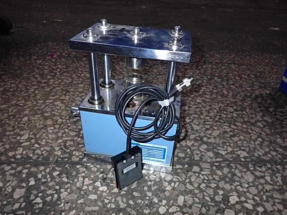 MTI Corp. #MSK-110, Hydraulic Crimping Machine, Coin Crimping, 28 kg Weight, w/Pressure Meter, 2012 - Image 7