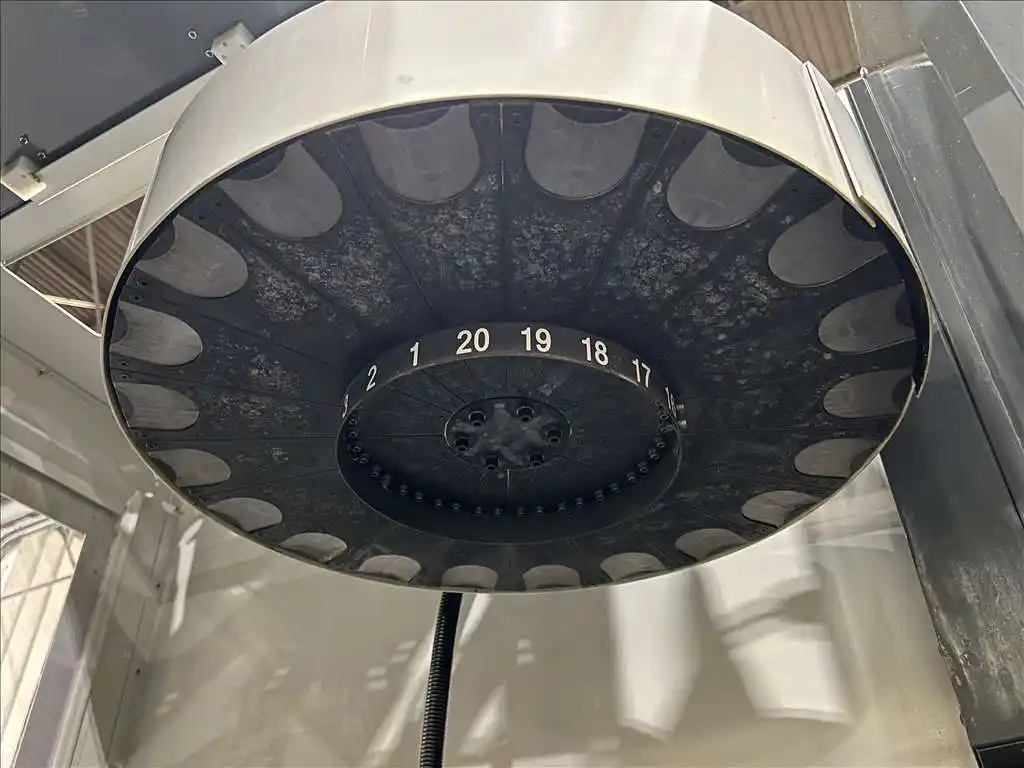 Haas #TM-2P, 40" X, 16" Y, 16" Z, 10000 RPM, 20 automatic tool changer, automatic air gun, chip auger, rigid - Image 10