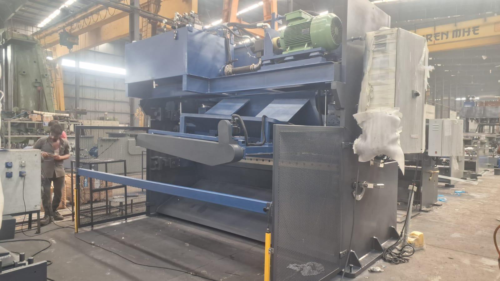 1.25" x 120" Energy Mission #HVR-3030, sheet metal shear, 60 HP, 1-2 SPM, 2" x 6" x 124" blade, 39" Back Gauge - Image 2