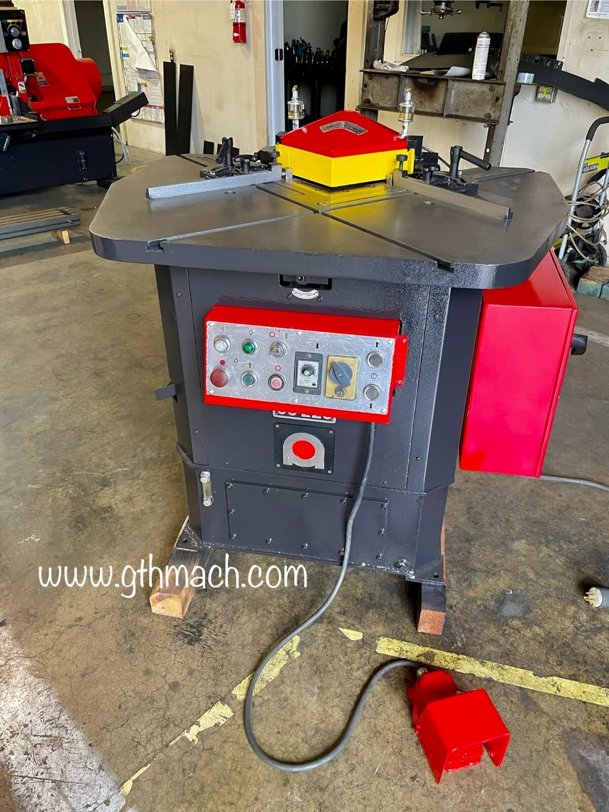 8-5/8" x 8-5/8" Amada #CS-220, Hydraulic Corner Notcher, 7/8" stroke, 36 SPM, 32" x 26" table, 3 HP - Image 1