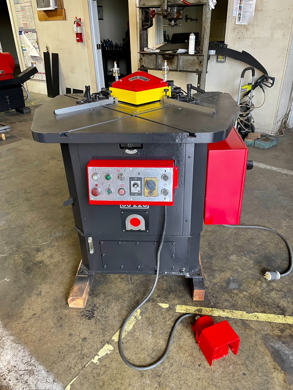 8-5/8" x 8-5/8" Amada #CS-220, Hydraulic Corner Notcher, 7/8" stroke, 36 SPM, 32" x 26" table, 3 HP - Image 2