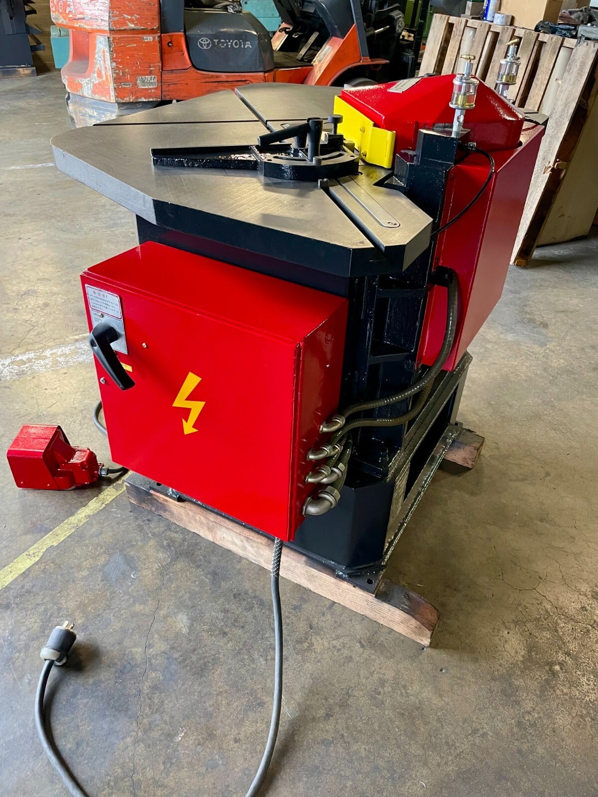 8-5/8" x 8-5/8" Amada #CS-220, Hydraulic Corner Notcher, 7/8" stroke, 36 SPM, 32" x 26" table, 3 HP - Image 5