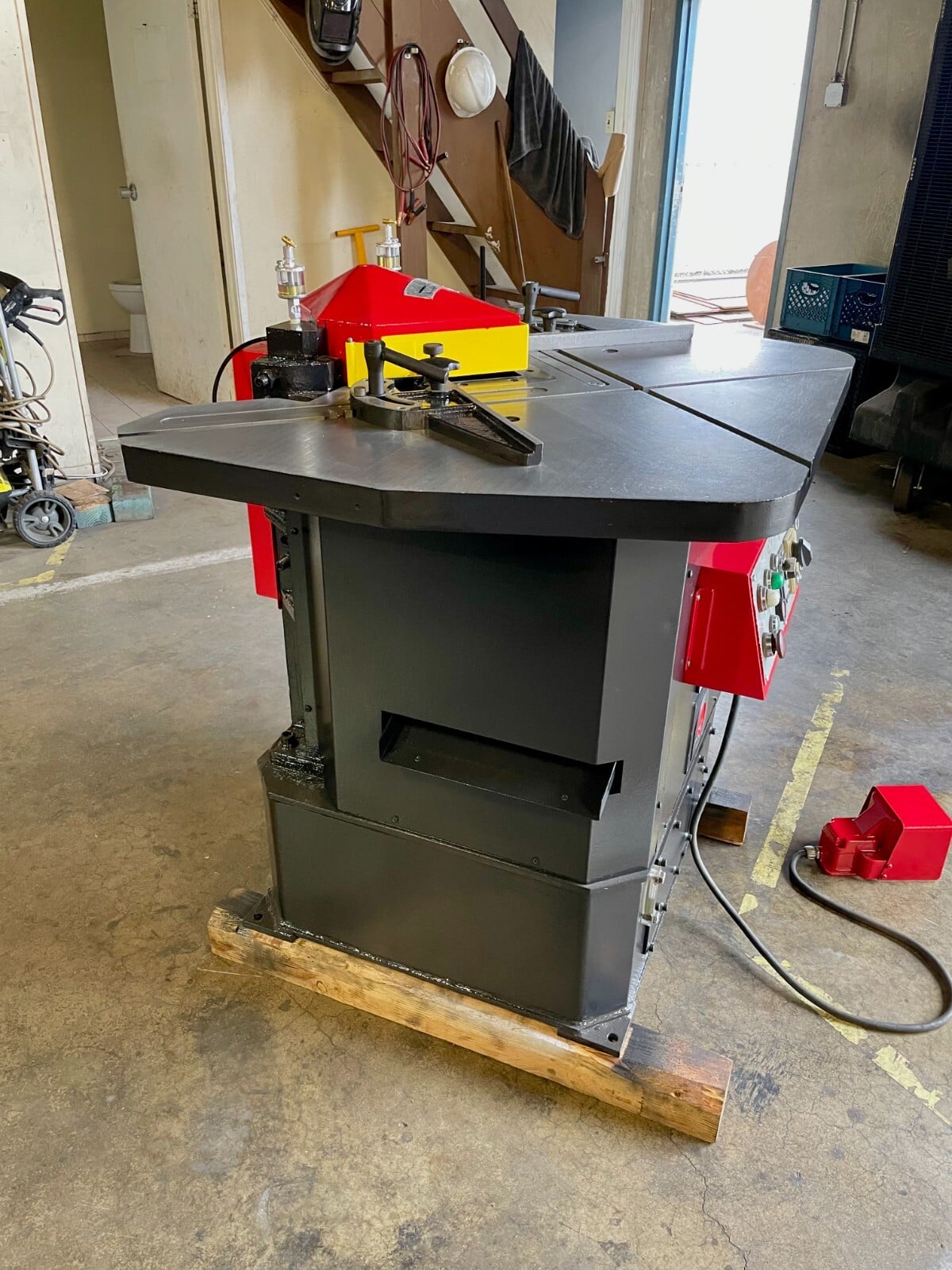 8-5/8" x 8-5/8" Amada #CS-220, Hydraulic Corner Notcher, 7/8" stroke, 36 SPM, 32" x 26" table, 3 HP - Image 8