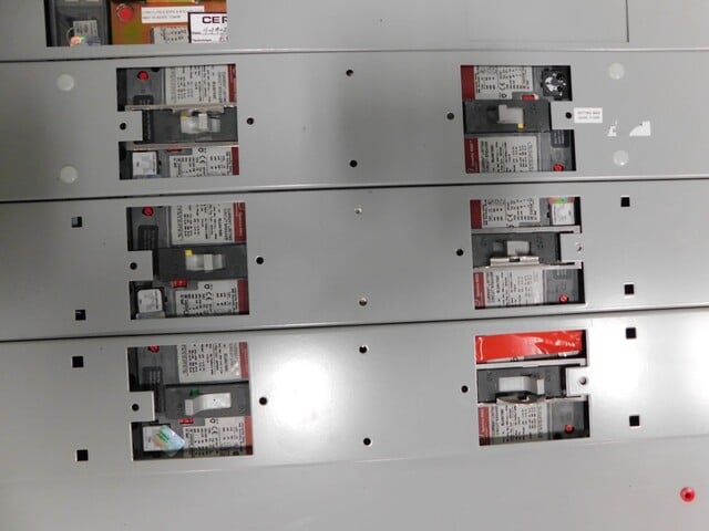 1200 Amp. General Electric, Spectra Series, panelboard, 44W 89H, 3 wire, 480 Volts, 3 phase - Image 6