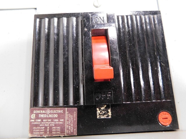 1200 Amp. General Electric, CCB, panelboard, 4 wire, 120/208 Volts, 3 phase - Image 9