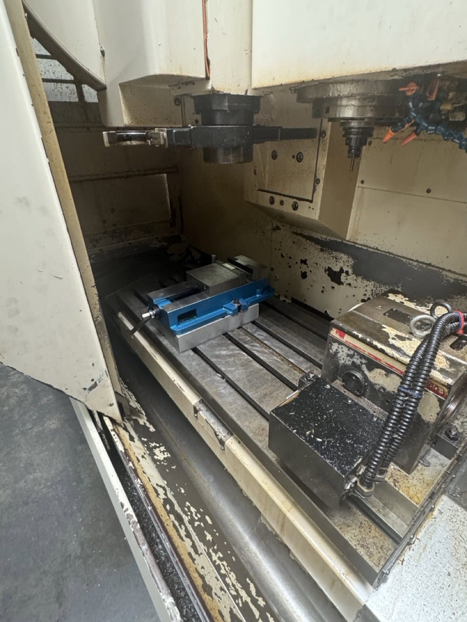 Okuma #MC-V4020, vertical machining center, 40" X, 20" Y, 17.7" Z, 8000 RPM, 20 automatic tool changer, #40 - Image 5