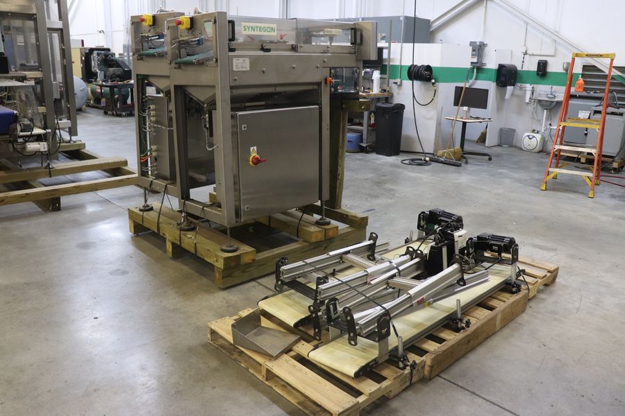 Case loading system, Syntegon #CLS, 12" chute length, 9-7/16" belt width, 2022 - Image 5