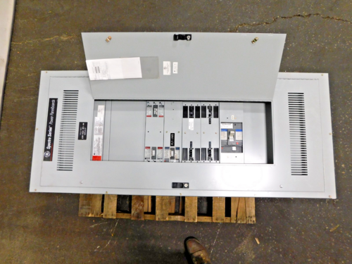 600 Amp. General Electric, Spectra Series, panelboard, 4-wire, 120/208Y Volts, 3 phase - Image 3