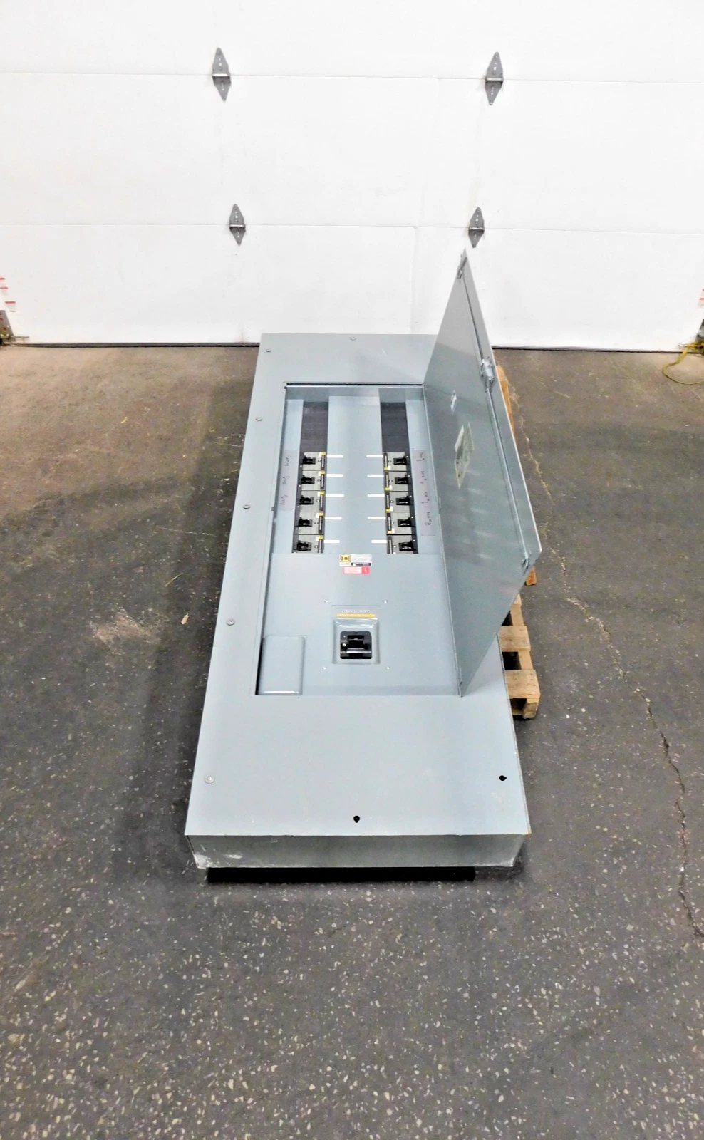 600 Amp. Square D, HCM 44-0890575, I-Line panelboard, 4 wire, 120/208 Volts - Image 1