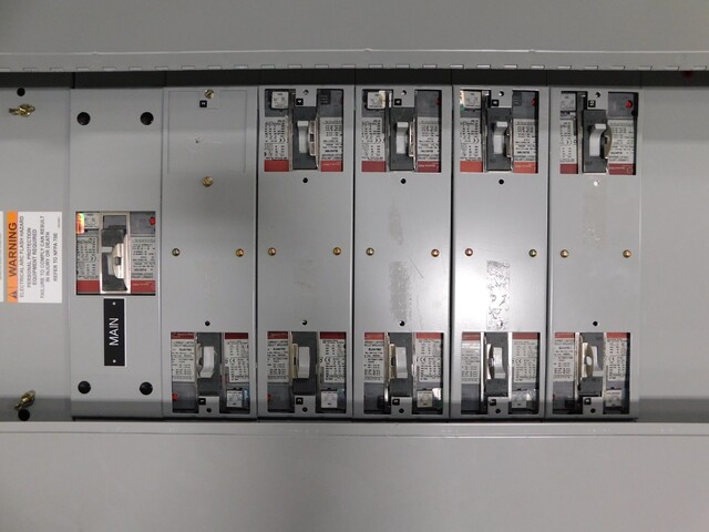 250 Amp. General Electric, Spectra Series, panelboard, 4-wire, 277 Volts, 3 phase - Image 4