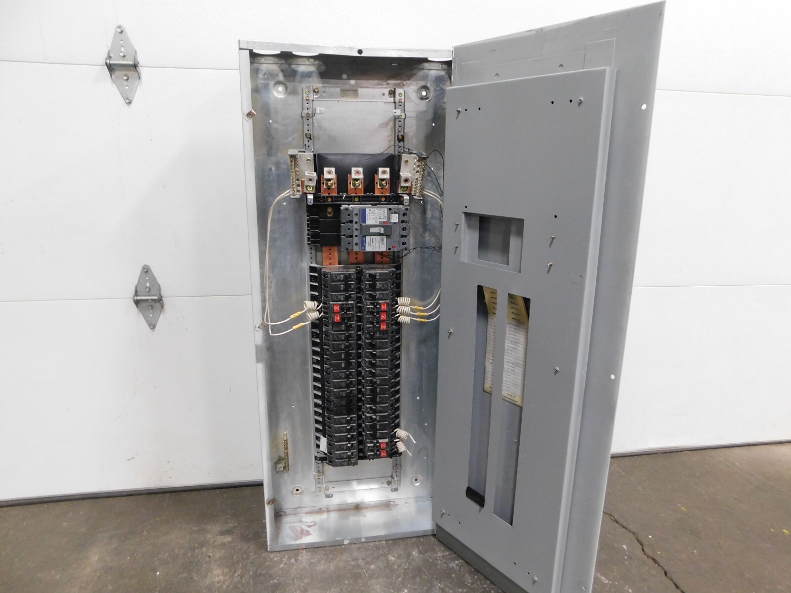225 Amp. General Electric, AQF3421JTX, Spectra-A-Series panelboard, 4 wire, 120/208Y Volts - Image 2