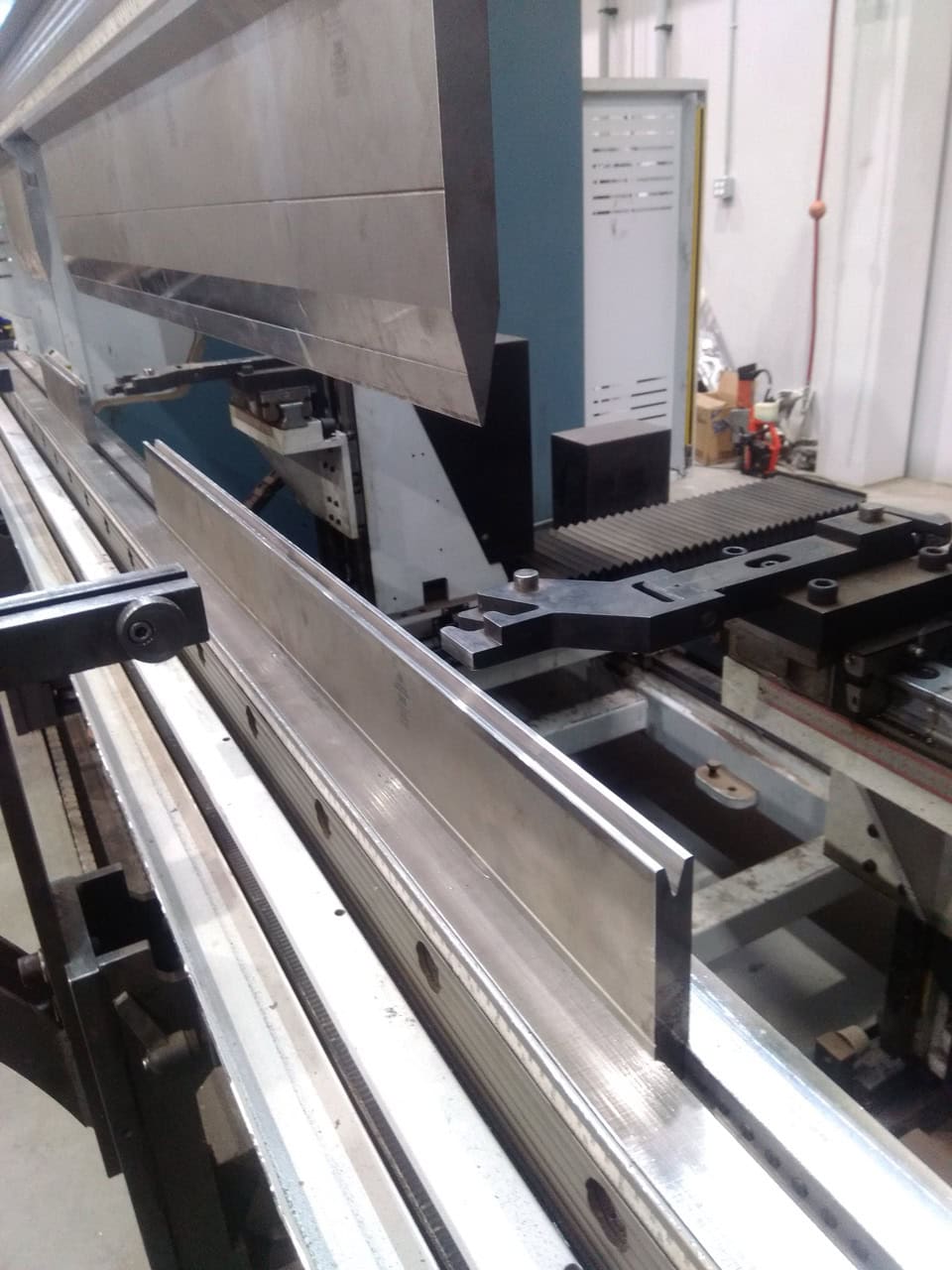 440 Ton, Durma #AD-Servo-40400, CNC Press Brake, 13' overall, 159.4" L, 14.4" stroke, 6 Axis Back Gauge, CNC - Image 8