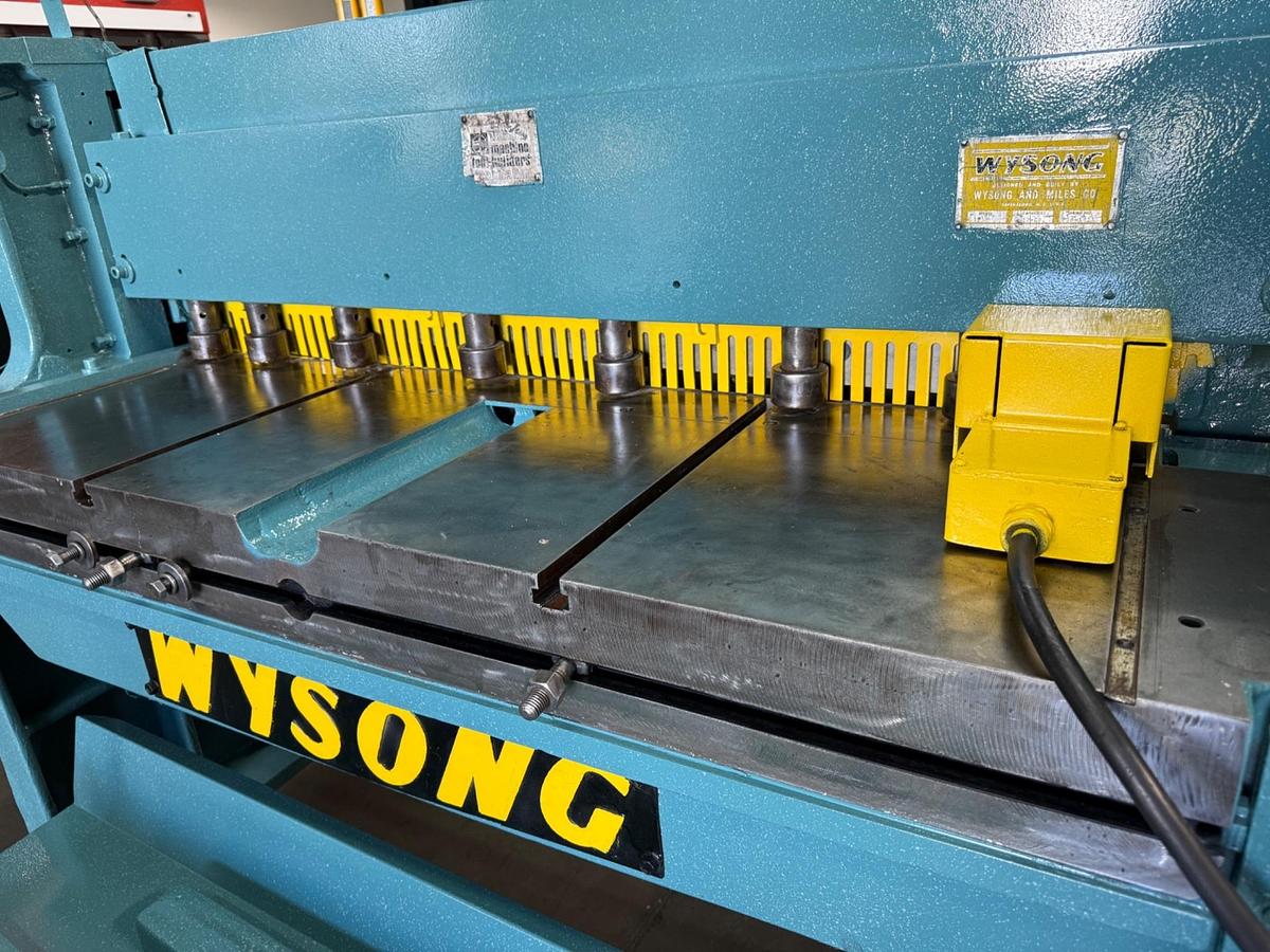 12 gauge x 4' Wysong #1052, mechanical shear, 8 holddowns, rear operated manual back gauge, squaring arm - Image 3