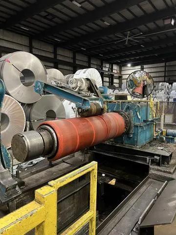 60000 lb. Uncoiler, w/ Hold Down Roll & Mandrel Support Arm, 20"/24" ID, hydraulic expansion - Image 1