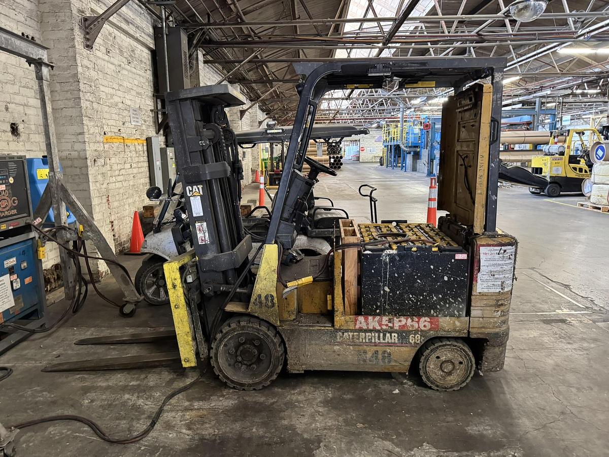 Caterpillar, electric forklift - Image 1