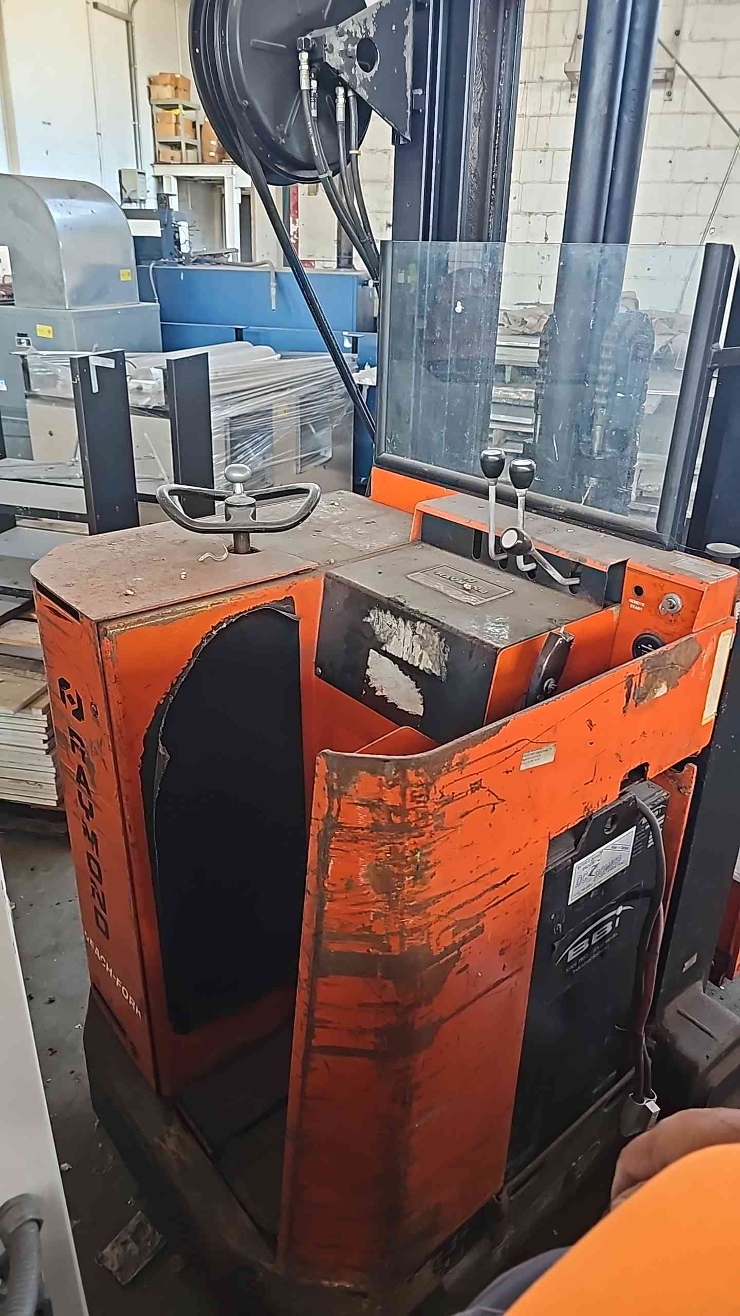 2000 lb. Raymond #20R30TT, reach forklift, needs battery - Image 4