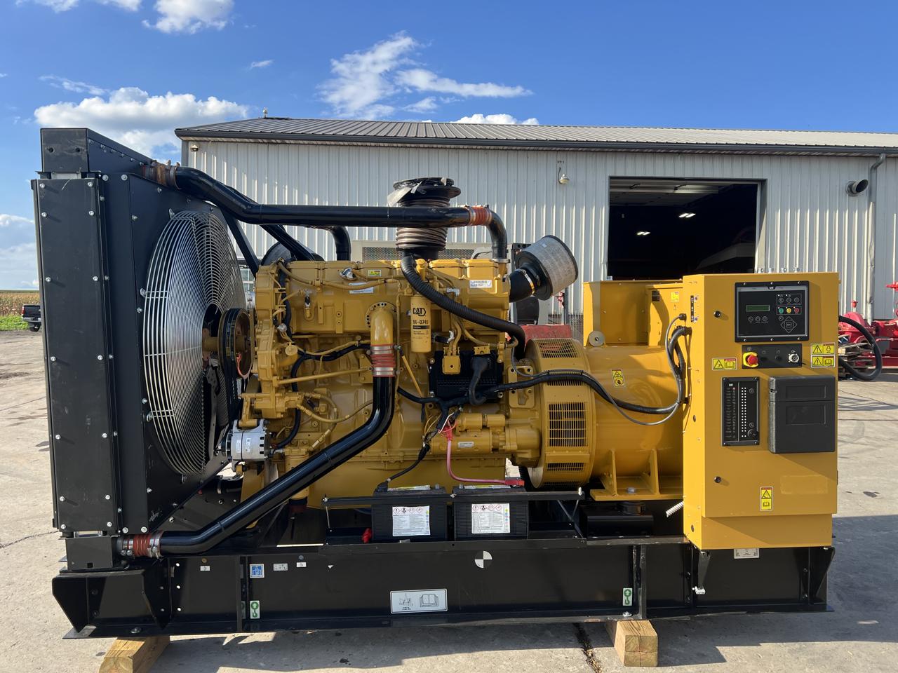 600 KW Caterpillar #C18, diesel generator set, 120/208 Volts, 1/3 hours, 167 hs, EPA Tier 2, open skid - Image 1