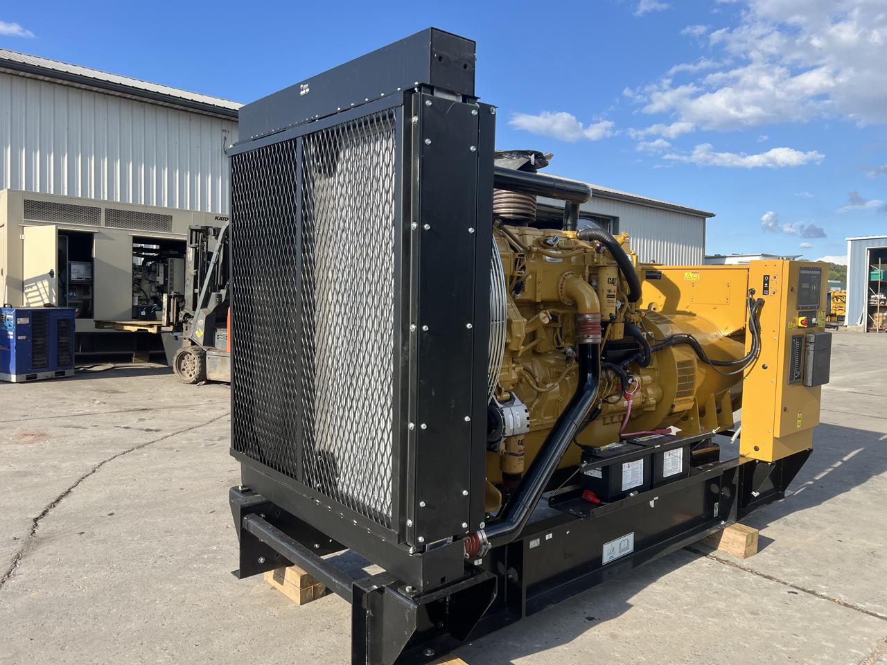 600 KW Caterpillar #C18, diesel generator set, 120/208 Volts, 1/3 hours, 167 hs, EPA Tier 2, open skid - Image 2