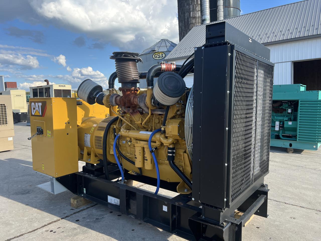 600 KW Caterpillar #C18, diesel generator set, 120/208 Volts, 1/3 hours, 167 hs, EPA Tier 2, open skid - Image 4