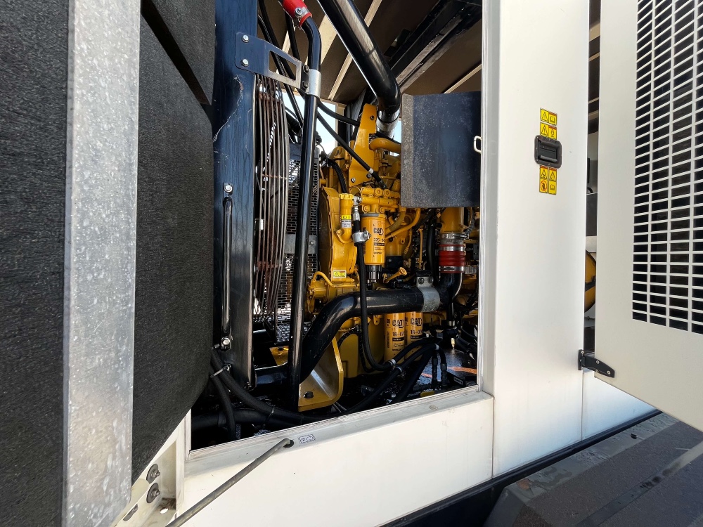 350 KW Caterpillar #XQ350, 277/480 Volts, 5300 hours, trailer mounted, Tier 4i, sound attenuated enclosure - Image 3