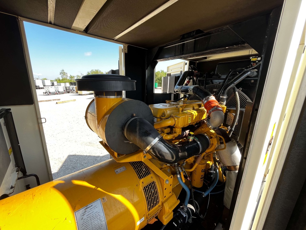 350 KW Caterpillar #XQ350, 277/480 Volts, 5300 hours, trailer mounted, Tier 4i, sound attenuated enclosure - Image 4