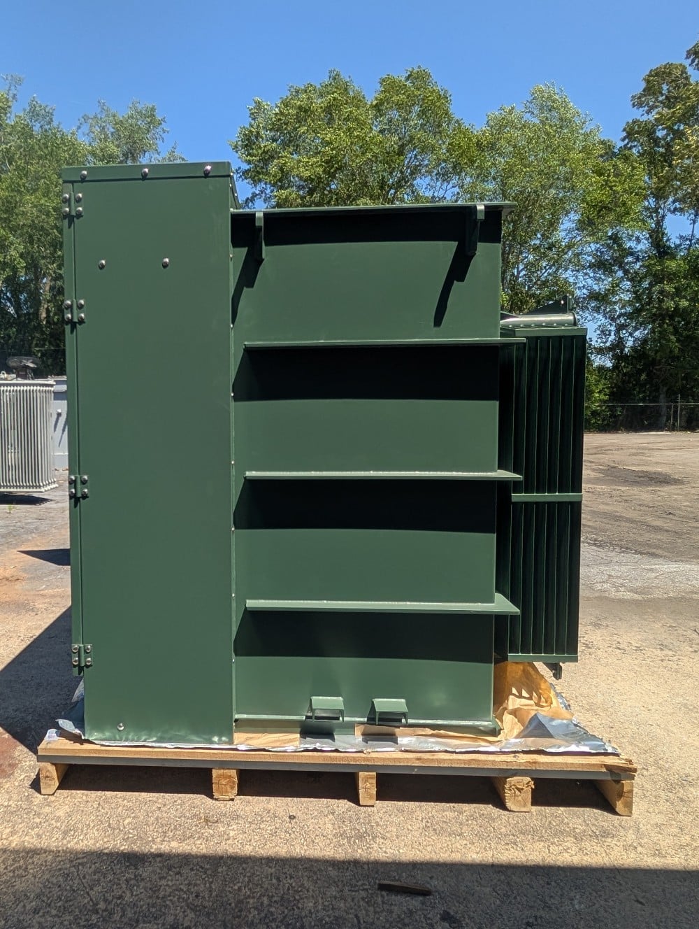 2550 KVA 24940 Delta Primary, 480Y/277 Secondary, Pad, new - Image 3