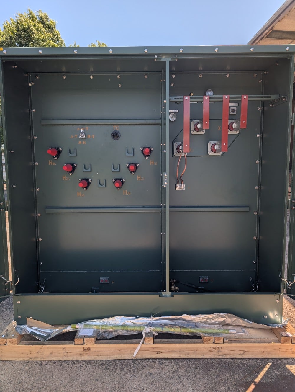 2550 KVA 24940 Delta Primary, 480Y/277 Secondary, Pad, new - Image 6