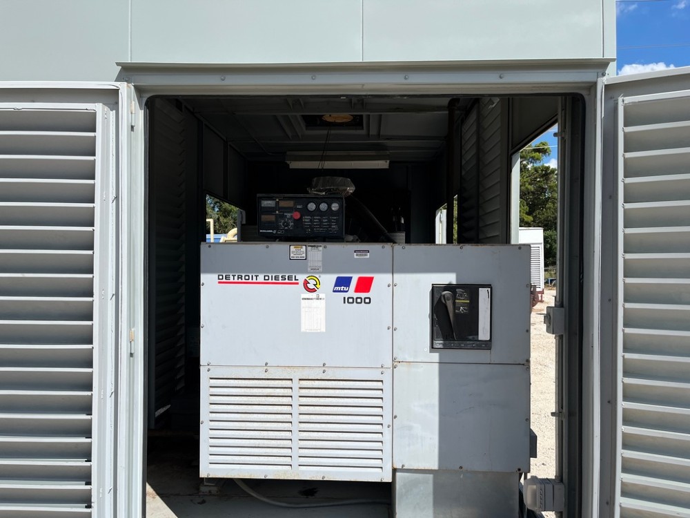1000 KW MTU #16V2000, 480 Volts, 418 hours, Tier 2, enclosure w/ base tank, 2007 - Image 5