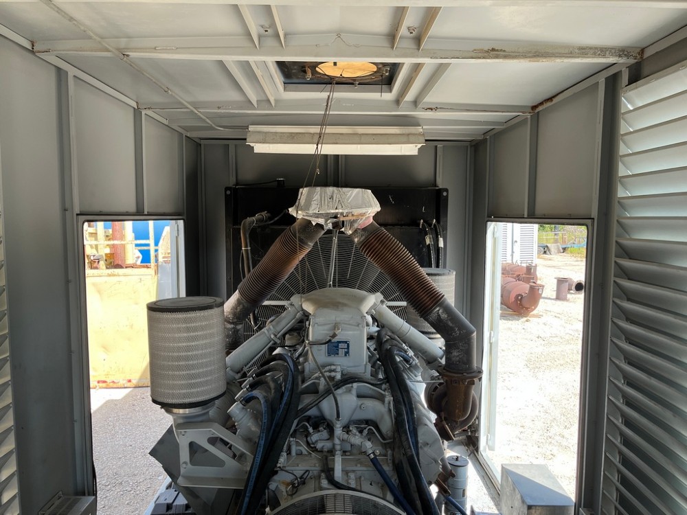 1000 KW MTU #16V2000, 480 Volts, 418 hours, Tier 2, enclosure w/ base tank, 2007 - Image 7