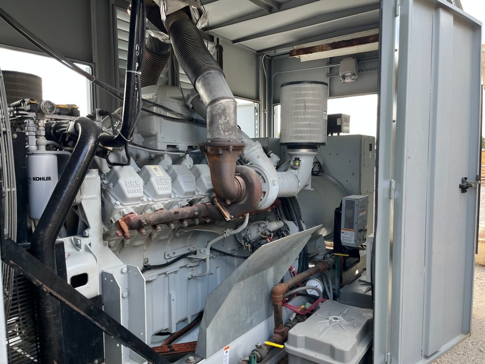 1000 KW MTU #16V2000, 480 Volts, 418 hours, Tier 2, enclosure w/ base tank, 2007 - Image 10