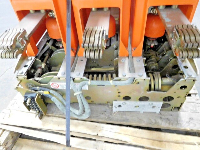 1200 Amps, General Electric, VB-7.2-500-3, Power VAC Circuit Breaker, 8.25 KV, 125 VDC - Image 6
