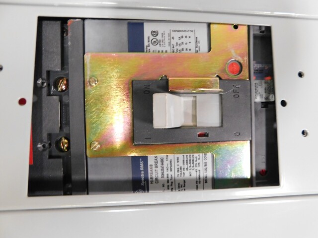 400 Amp. General Electric Spectra Series, Panelboard, 480Y/277 Volts, 3 phase, 4 W, 5 breakers - Image 4