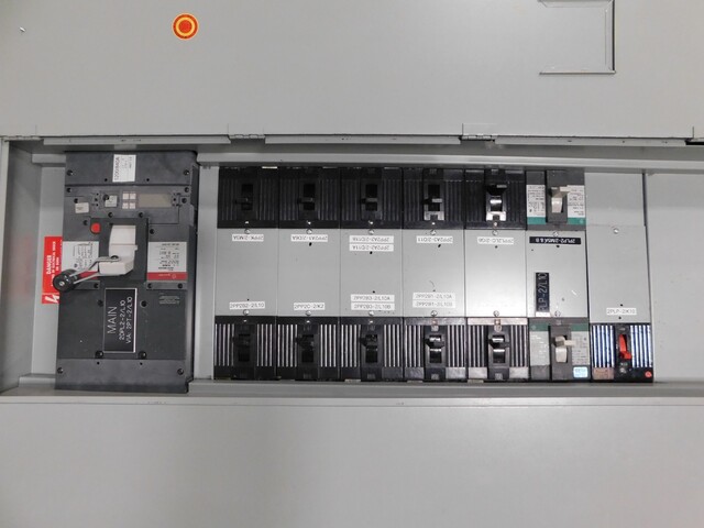 1200 Amp. General Electric CCB/-2, Panelboard, 208/120 V, 3 phase, 4 W, 14 breakers - Image 4
