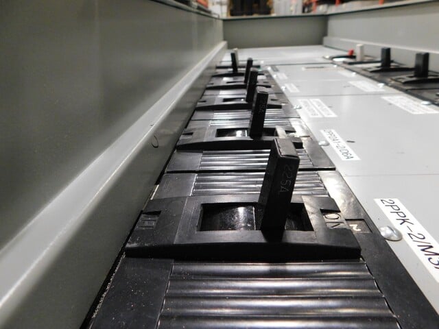 1200 Amp. General Electric CCB/-2, Panelboard, 208/120 V, 3 phase, 4 W, 14 breakers - Image 7