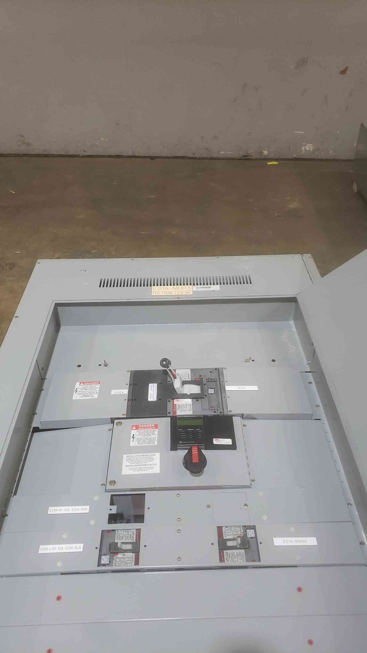 600 Amps, GE Spectra Series, Panelboard, 480 VAC, 3PH, 3W, Top Feed, 3 Breaker - Image 3