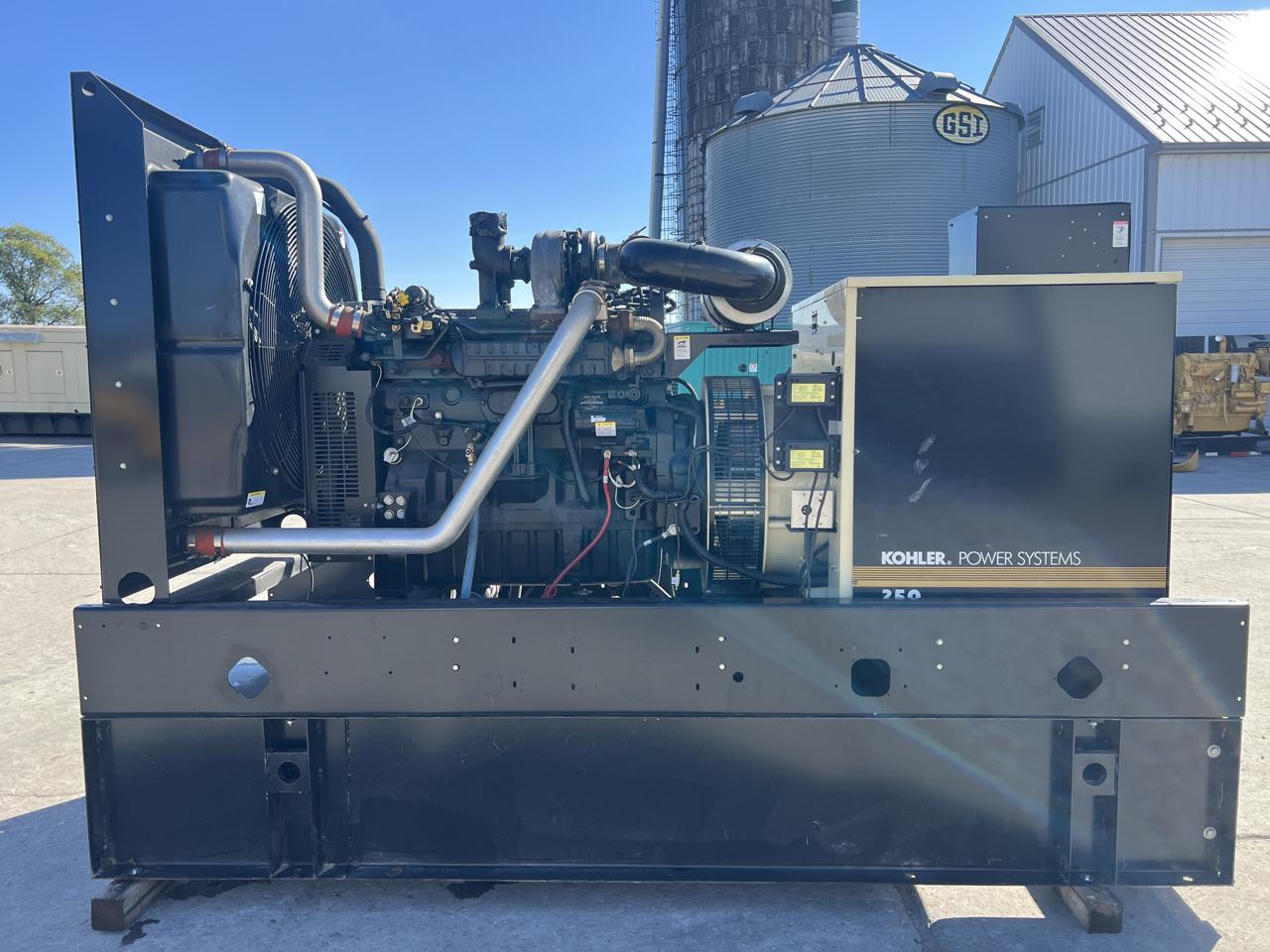 250 KW Kohler #6090HF485, diesel generator w/base fuel tank, 277/480 Volts, Tier 3, 4 hours, 2009 - Image 4