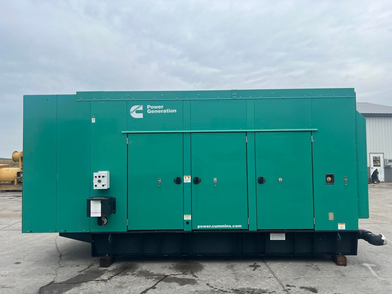 250 KW Cummins / Cummins #QSL9-G7, diesel generator set, base tankk, sound attenuated enclosure, 480 Volts - Image 1