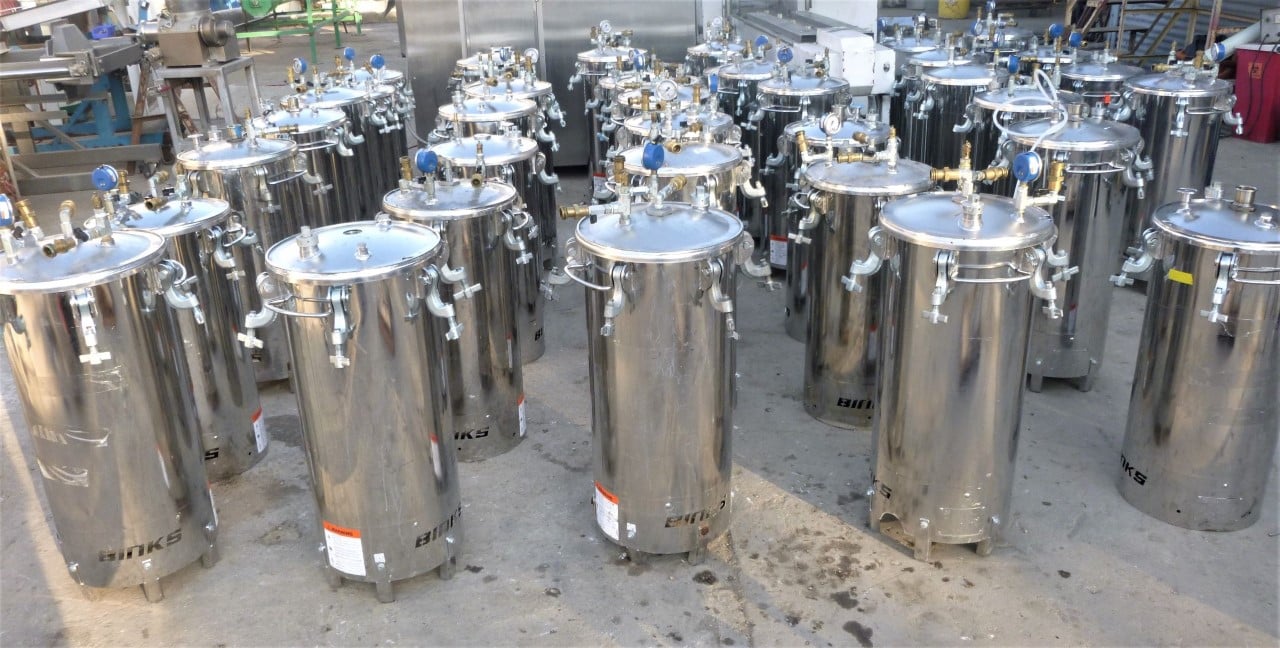 15 gallon Binks 1430-4134, Stainless steel tank, 14" x 26.5", 110 psi (9 available) - Image 1