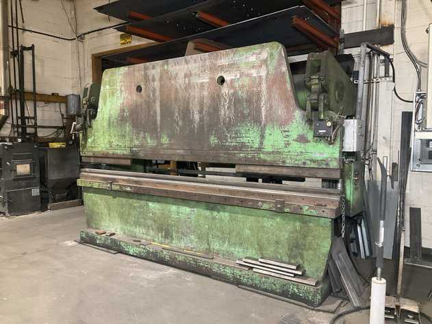 175 Ton, Accurpress #717512, hydraulic press brake, 12' overall, 126" between housing, 8" stroke, 10" throat - Image 1