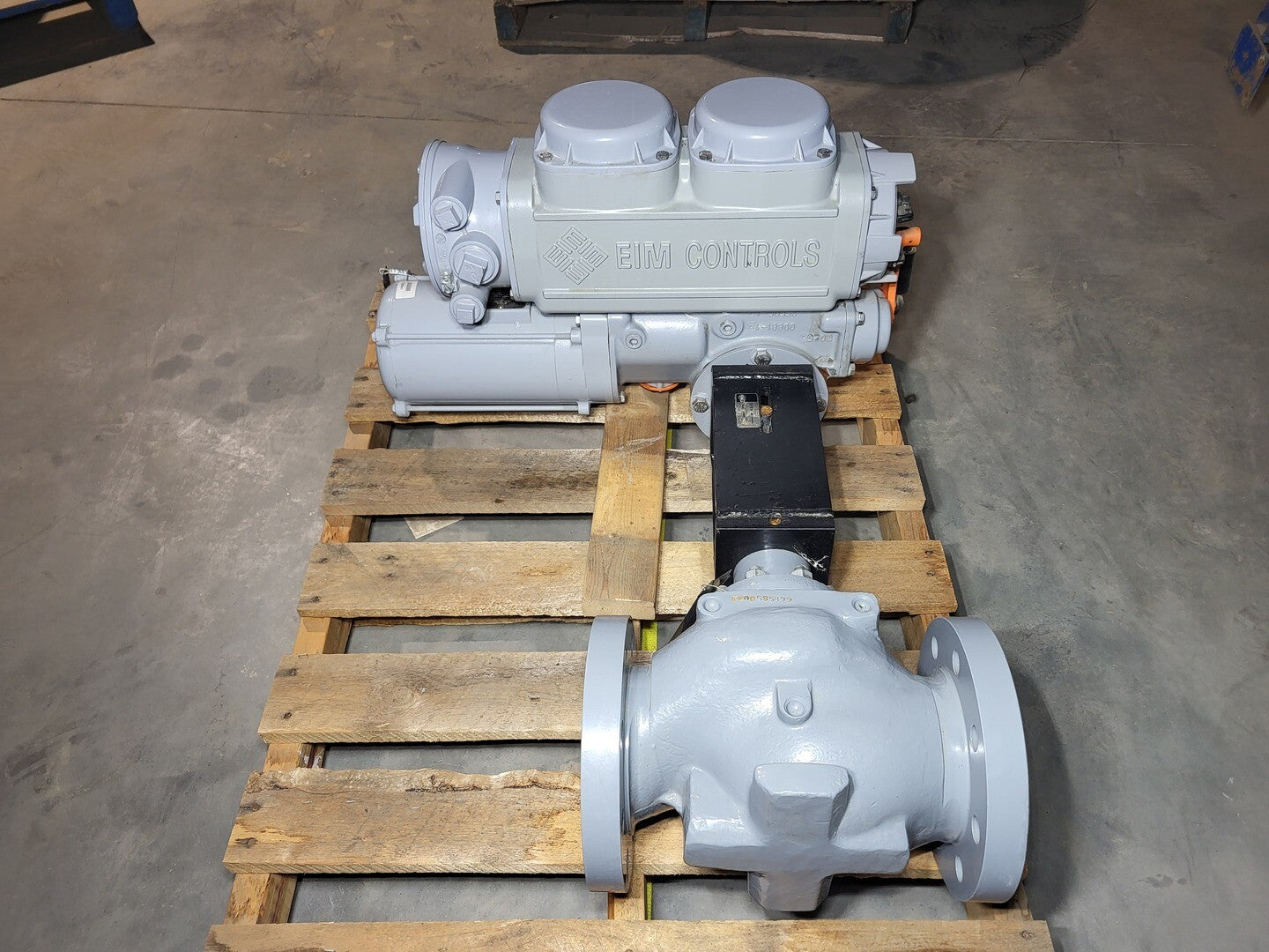 4" Fisher #EW-CAV-III, Control Valve w/Actuator, Class 300, Globe Valve Style, 2" x 4" Size, 750 psi, 1/4 HP - Image 1