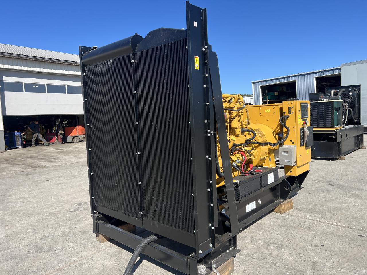 750 KW Caterpillar #C18, diesel generator set, open skid, 480 Volts, new factory warranty, 2023 - Image 2