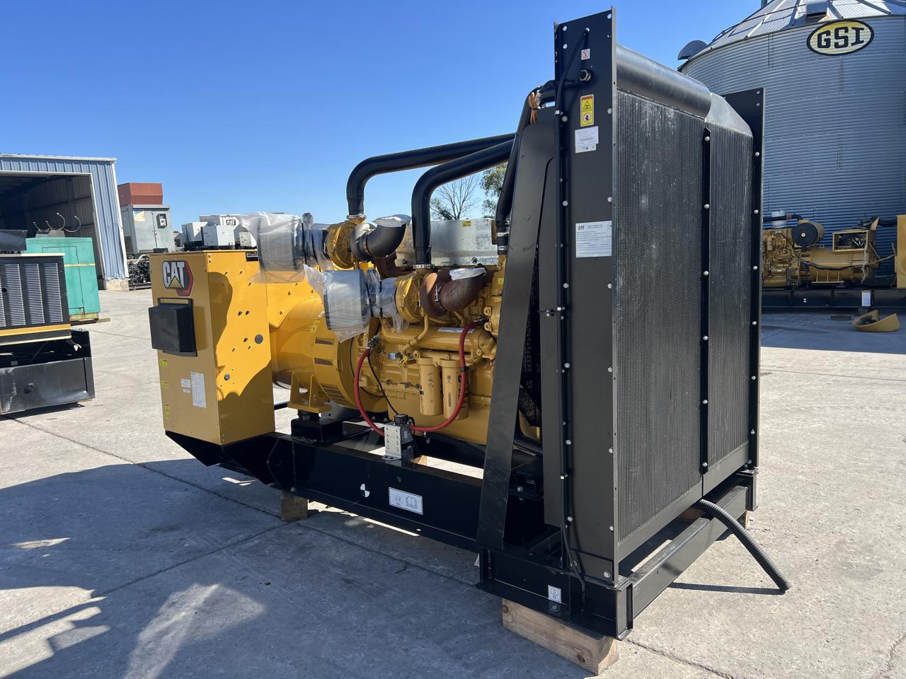 750 KW Caterpillar #C18, diesel generator set, open skid, 480 Volts, new factory warranty, 2023 - Image 4