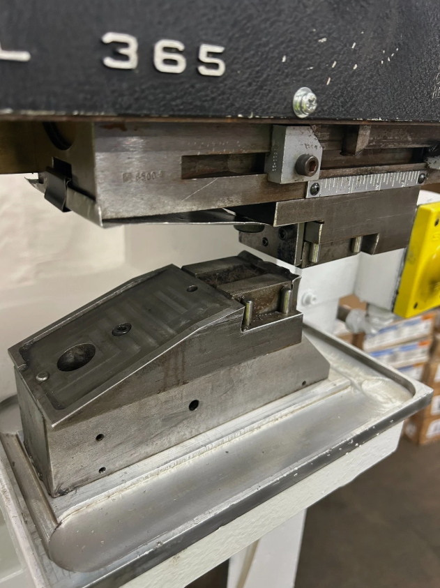 Schmidt #365, Hydraulic Marking Machine, 10" x 5" table, 3" depth throat, 10" between housing, 5/8" Ram - Image 5