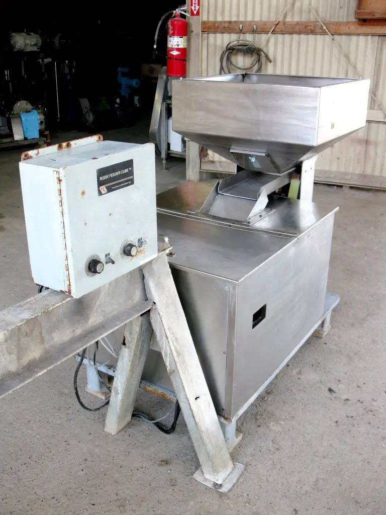 Midwest Feeder, Stainless Steel Feeder w/ Hopper, 50 units per min. per line, 24" L x 24" width x 8" H - Image 3