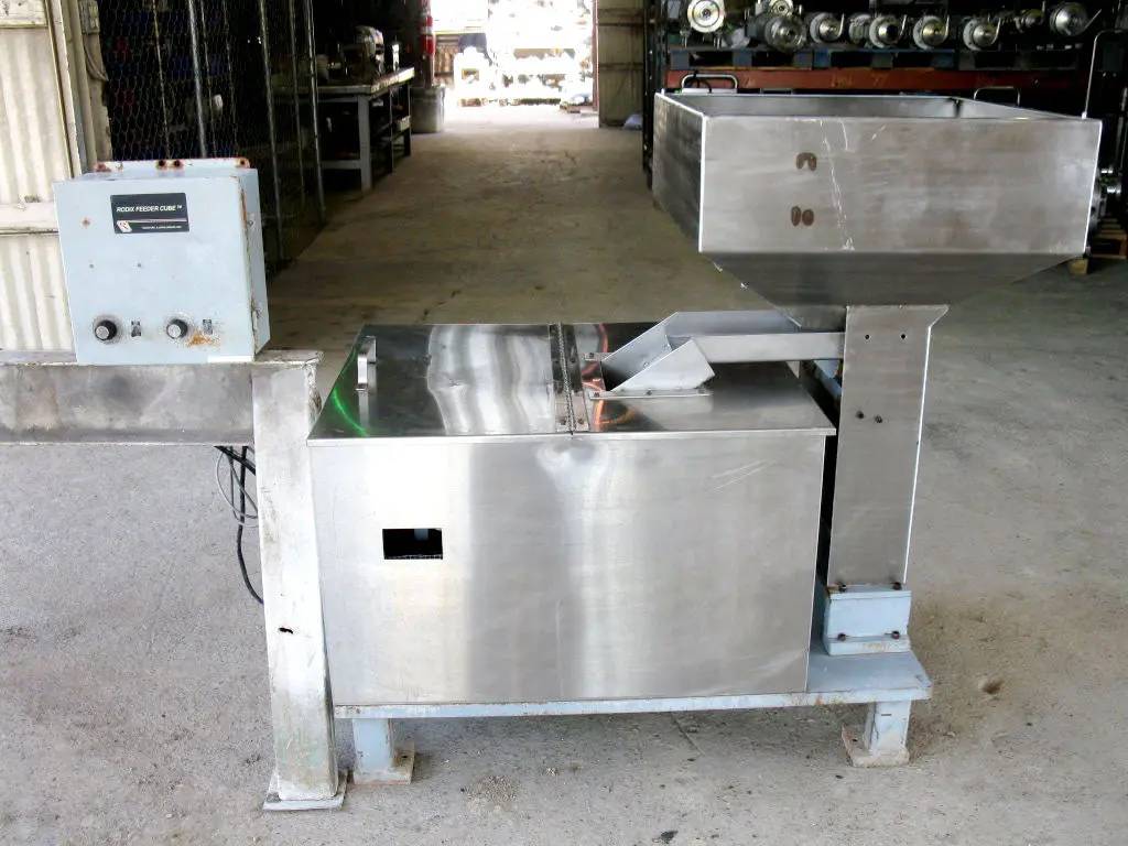 Midwest Feeder, Stainless Steel Feeder w/ Hopper, 50 units per min. per line, 24" L x 24" width x 8" H - Image 4